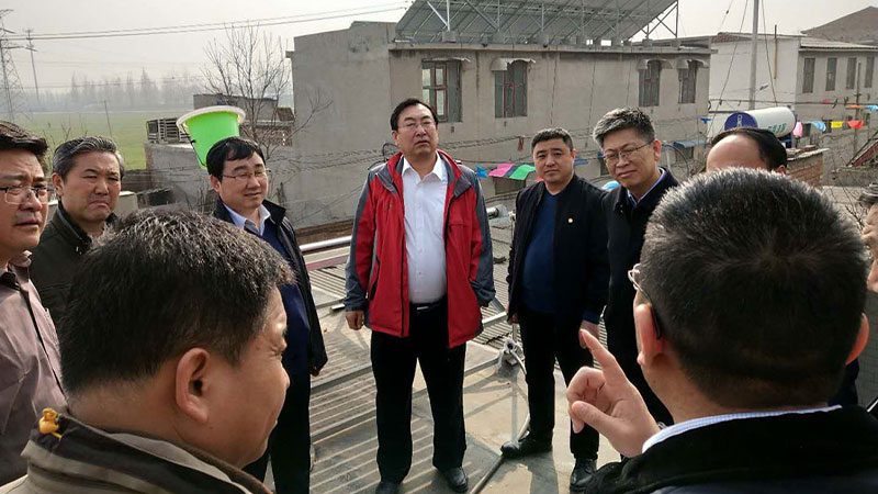 領導詢問村民(mín)電(diàn)采暖效果.jpg